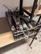 Kasse med diverse fedtsprøjter