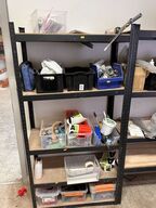 Indhold på reol af diverse kiler, fuge mv.