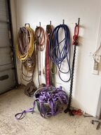 Indhold i hjørne af diverse stropper, slanger mv.