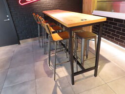 Højbord med fire stole og fire skamler