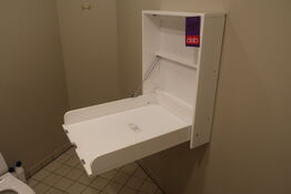 Væghængt puslebord, JLY