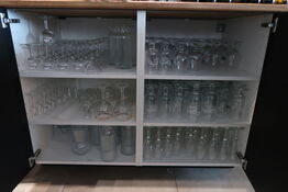 Stort parti øl & vinglas i skab