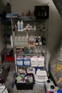 Stålreol med indhold