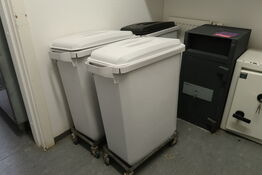 3 stk. plastbeholder på hjul med indhold