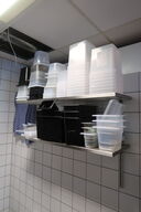 2 stk. rustfri stålhylder med indhold