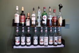 2 stk. hylder med indhold