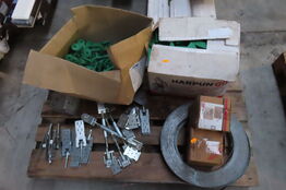 Palle med diverse beslag, klodser mv.