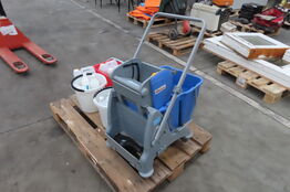 Rengøringsvogn med diverse spande mv.