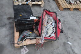 Palle med diverse elværktøjer, ledninger mv.
