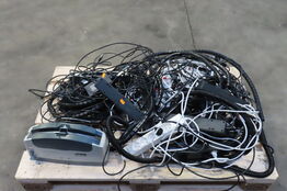 Palle med stikdåser, ledninger mv.