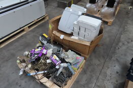 Palle med diverse printere, ledninger mv.