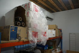 Indhold på reol af diverse papirruller, m.v.