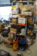 Lagerreol med indhold