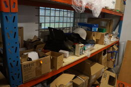 Indhold på reol af diverse knivblade, arbejdshandsker, m.v.