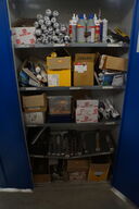 Indhold i skab af diverse fugematerialer, lim, m.v.