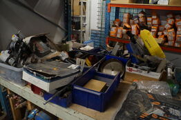 Indhold på reol af diverse ekstraudstyr, sømpistoler, m.v.