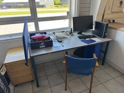Skrivebord inkl. stol og computer