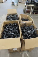 8 stk. Kasser med diverse bøjler