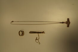 Guld-ring, -kæde med vedhæng samt slipsenål (momsfri)