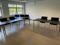 3 stk. HOLMRIS borde samt 7 stk. BEJOT konferencestole