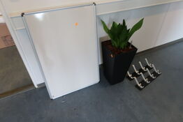 Whiteboard, knagerækker samt 2 stk. planter i krukke