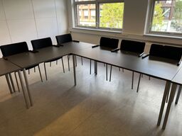 2 stk. HOLMRIS borde samt 6 stk. BEJOT konferencestole