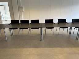 2 stk. HOLMRIS borde samt 5 stk. BEJOT konferencestole
