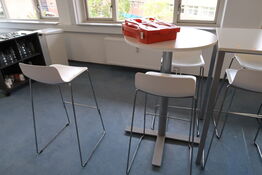 Barbord KINNARPS med 3 stk. barstole FREDERICIA FURNITURE samt førstehjælpskasse