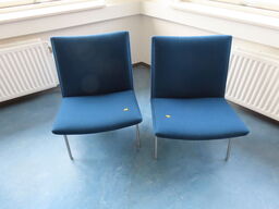 Loungestol HANS J. WEGNER Lufthavnsstol AP-40 (den højre på billedet)