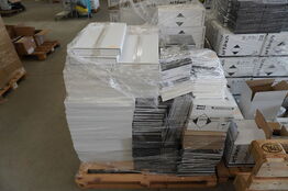 Palle med div. frisørartikler bl.a. hylder, farveprøver m.m.