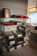 Indhold på reol, reol medfølger ikke