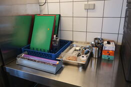 Indhold på bord, opvaskebakker medfølger ikke