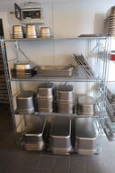 Indhold på reol, reol medfølger ikke