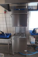 Hætteopvaskemaskine HOBART 615-15D med alle opvaskebakker i lejemålet