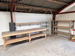 1 stk værkstedbord samt reoler