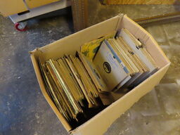 Kasse med blandede vinyler og lakplader