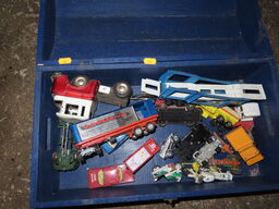 Kasse med blandede gamle modelbiler