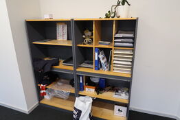 2 stk. reoler/skabe med indhold