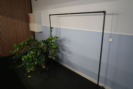 Plante i krukke samt tøjstativ