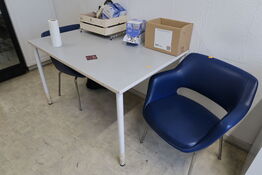Bord med 2 stk. stole