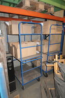 2 stk. opbevaringsvogne med indhold