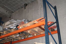 2 stk. paller med 3 stk. palleløftere m.m.