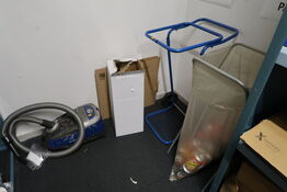 Støvsuger samt 2 stk. skraldespandsstativer