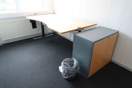 El. hæve/sænke skrivebord samt skab og reol