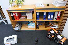 2 stk. jalousiskabe med indhold (kasserne er tomme)