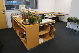 3 stk. jalousiskabe med indhold, samt 2 stk. hæve/sænke skrivebord