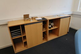 2 stk. jalousiskabe, el. hæve/sænke skrivebord samt 2 stk. skabe/reoler