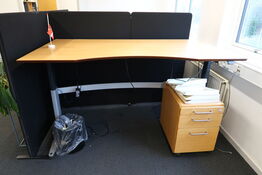 El. hæve/sænke skrivebord samt jalousiskab