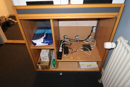 Jalousiskab med indhold