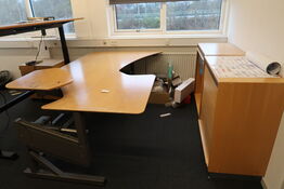 El. hæve/sænke skrivebord samt 2 stk. jalousiskabe